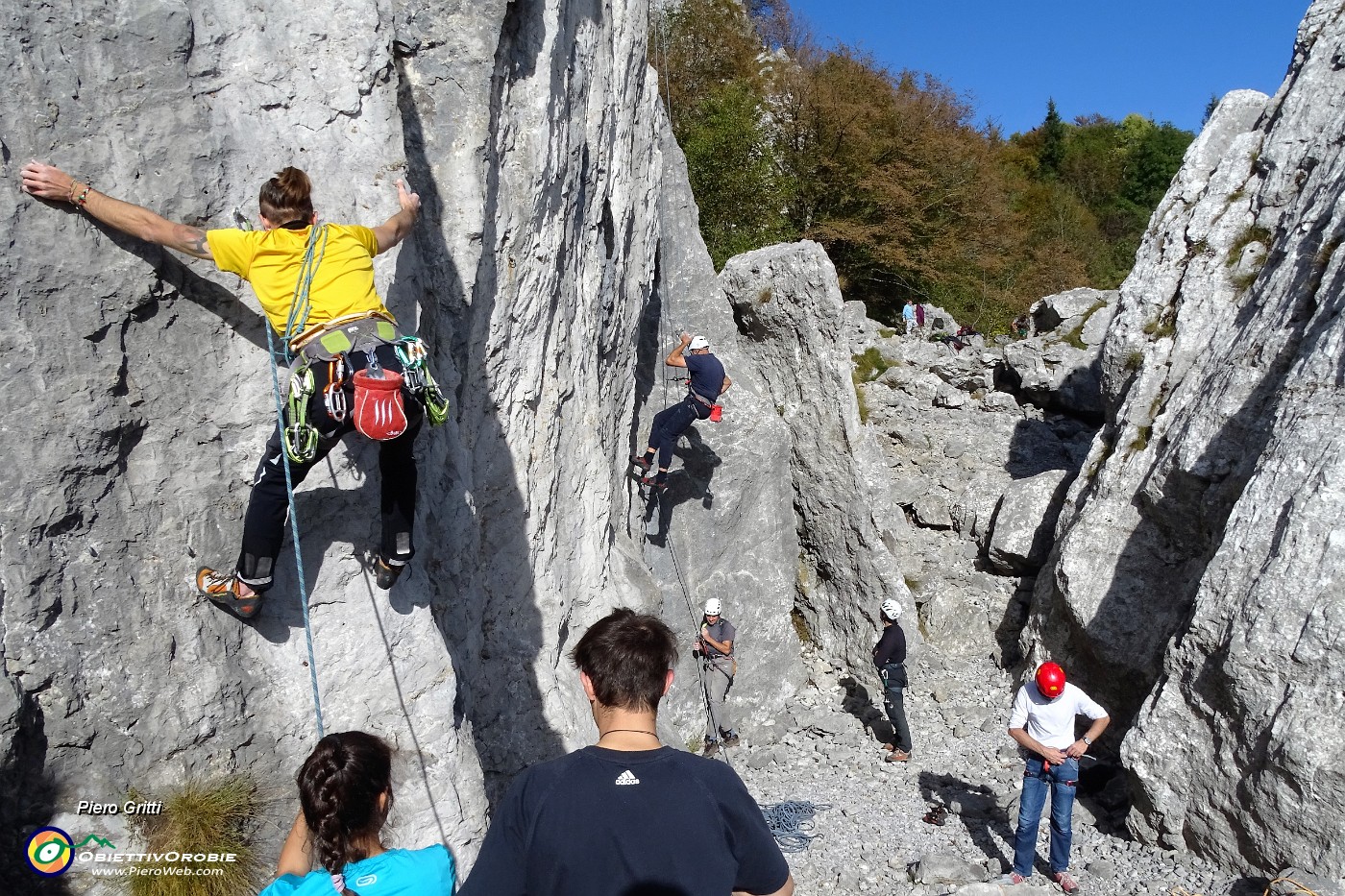 19 Arrampicatori alla base dei torrioni.JPG